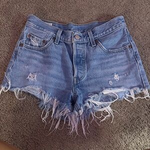 Distressed levi shorts
